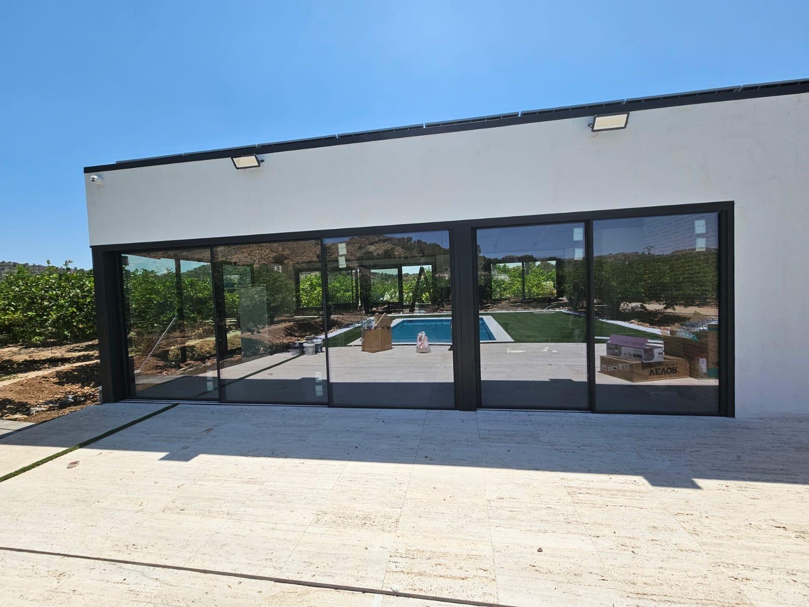 Cerramiento de cristal en un pabellón de jardín en Murcia
