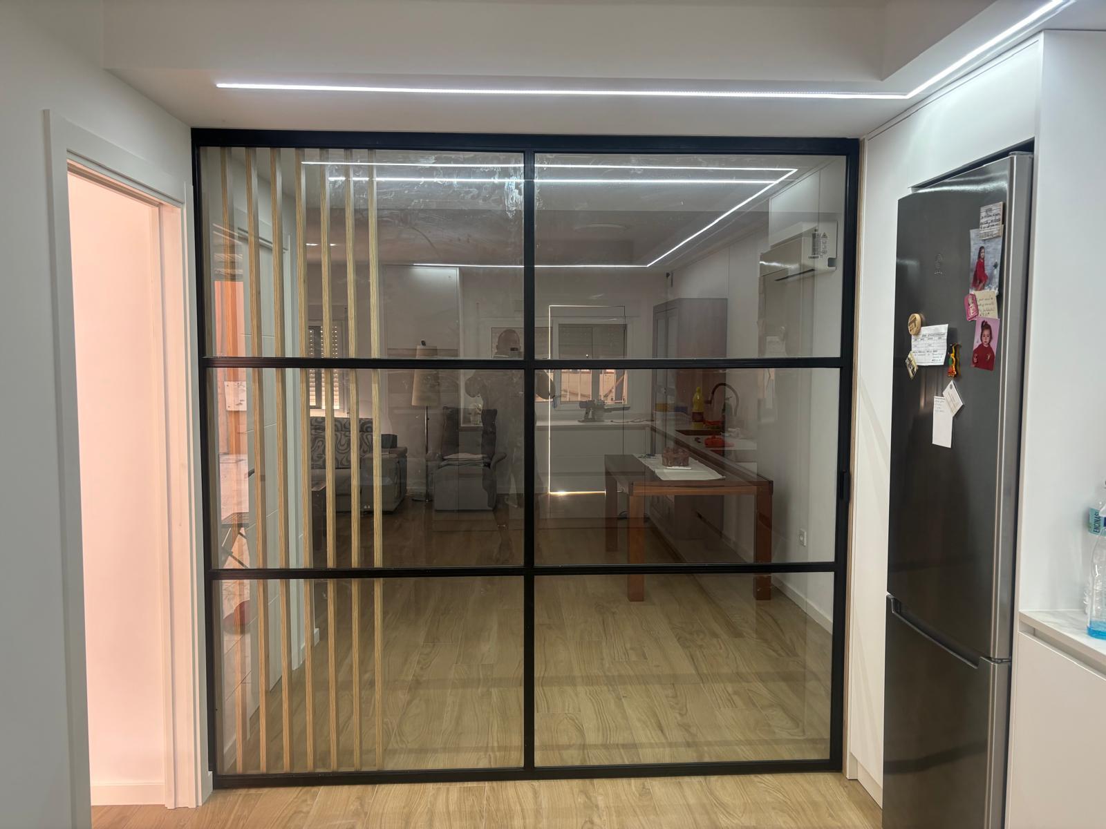 División interior de aluminio y cristal entre cocina y zona de paso en Murcia
